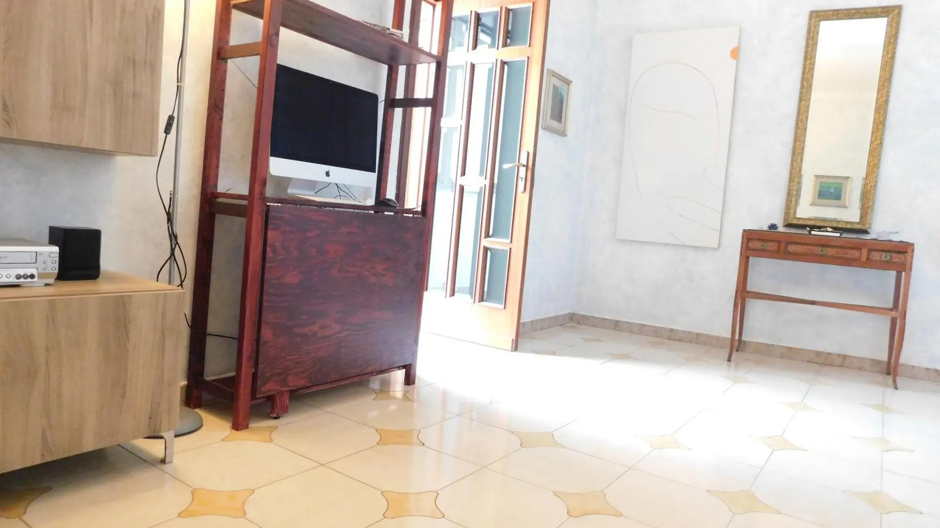 Apartment Piacevole Appartamento Chiaia Naples